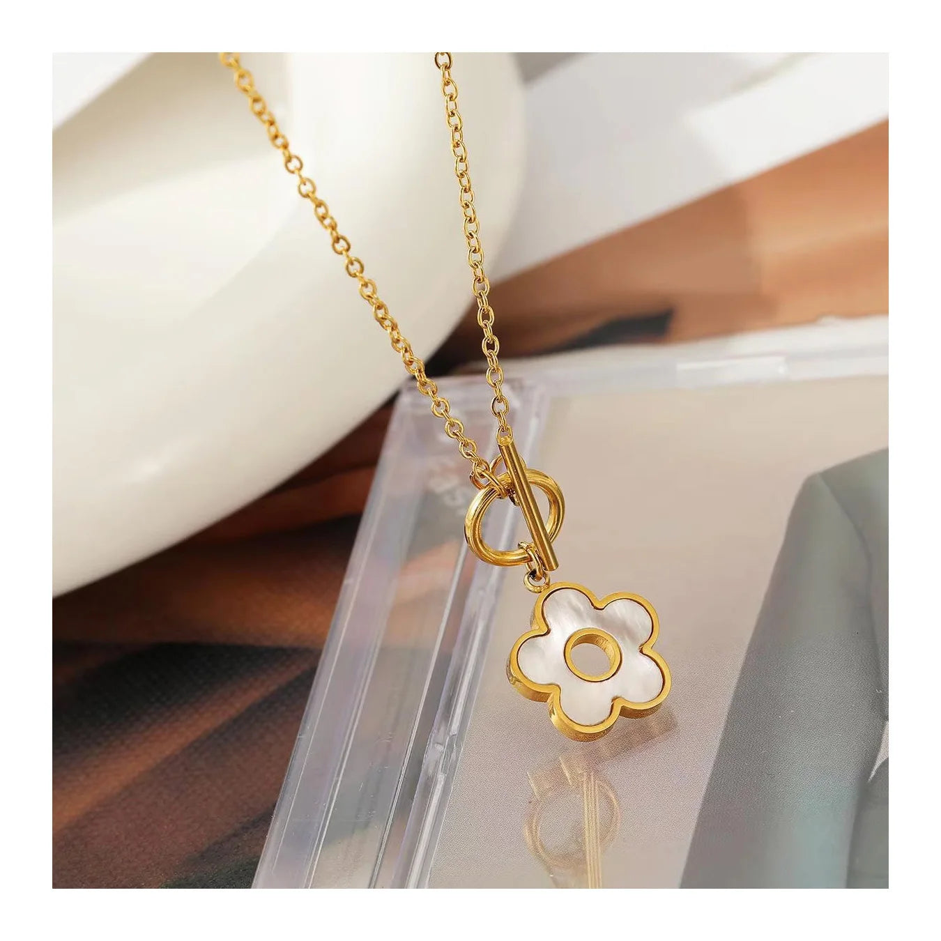 Trendy Jewelry Gold Plated Hollow Toggle Clasp Stainless Steel White Shell Flower Pendant Necklace for Women