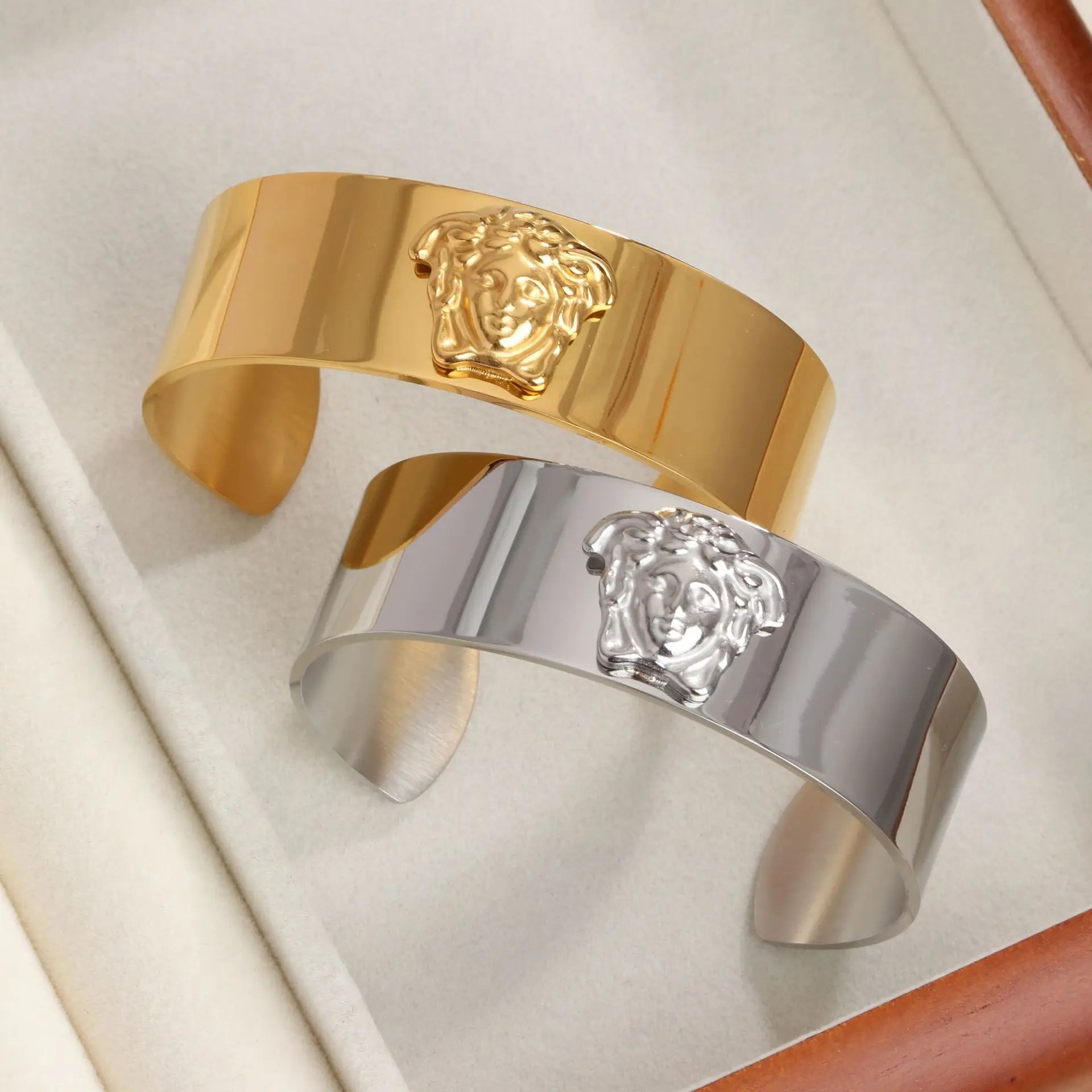Customized Simple Luxury Waterproof 18K Gold Plated Stainless Steel Human Head Hand Bracelet Nice Bangle