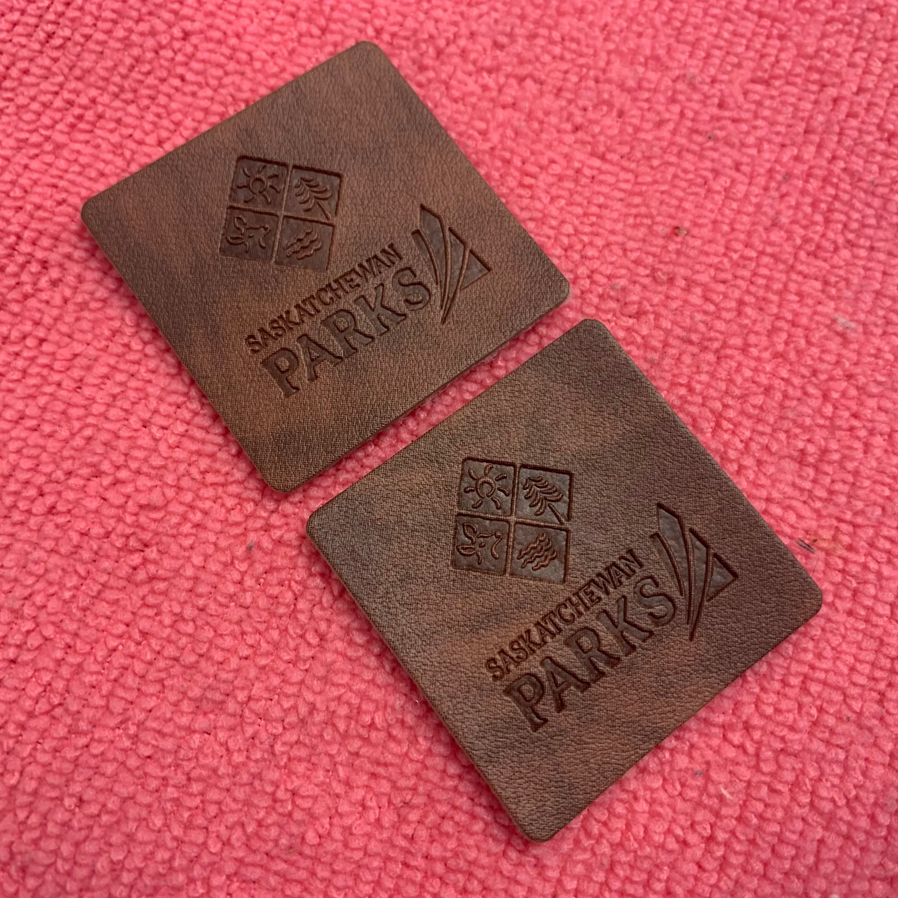 Round Corner Dark Brown Debossed logo Jeans Leather Patchsoft Stitching PU Leather Tags for Beanies