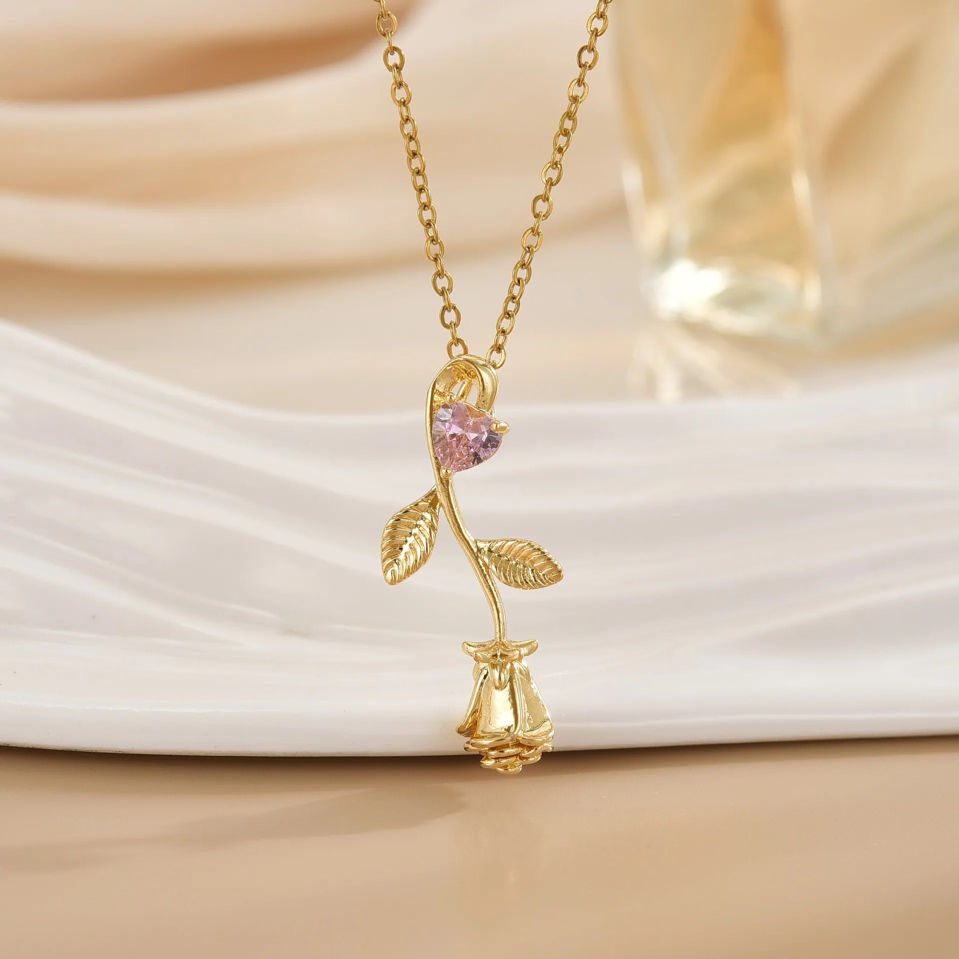 Luxury Women's Retro Rose Zircon Stainless Steel Necklace Exquisite Retro Romantic Collarbone Design Perfect Gift for Her