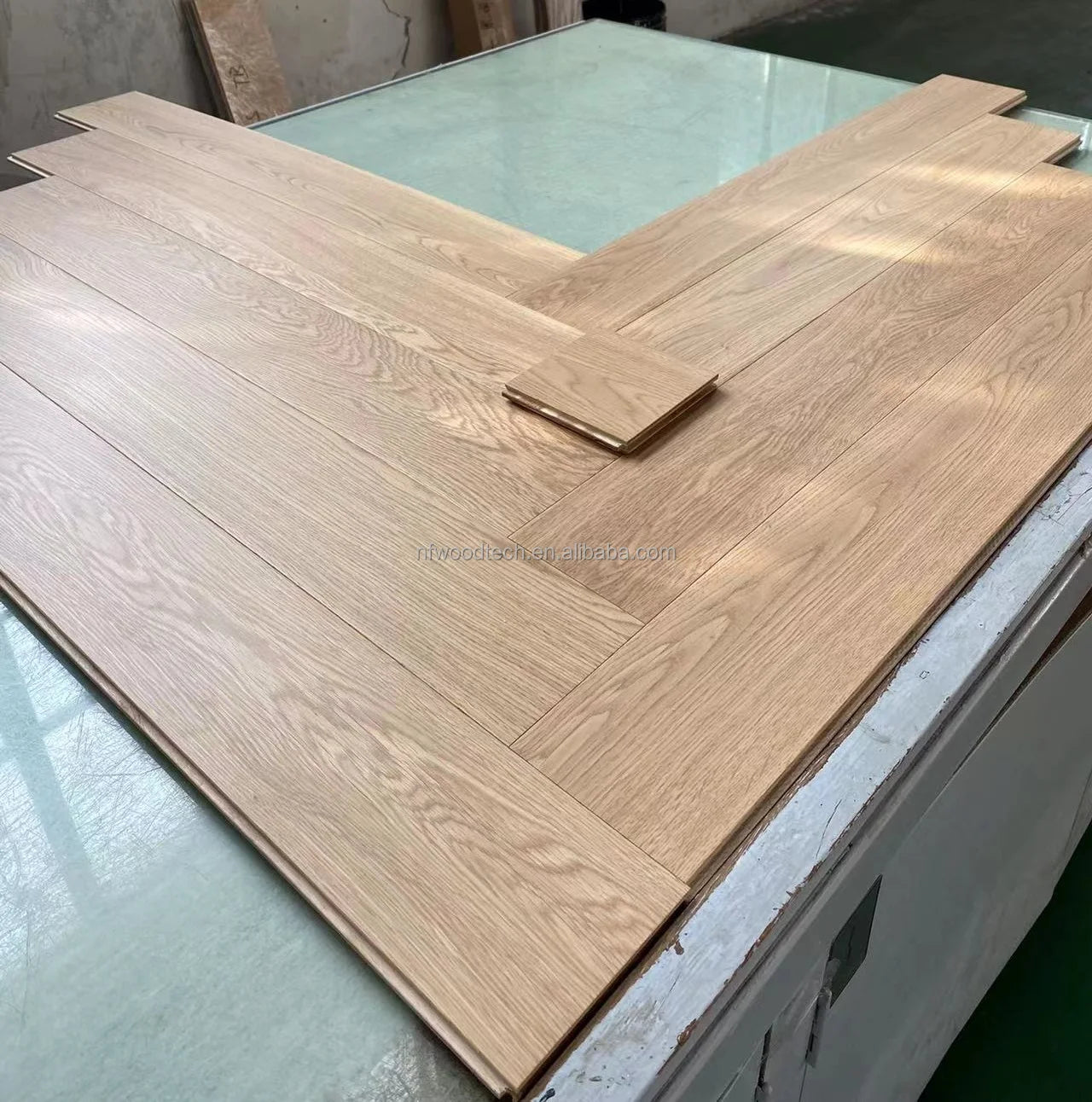 European White Oak Multilayer Engineered Wood Flooring 15mm Thick UV Coated Modern Chevron Design Smooth Technics Click Living