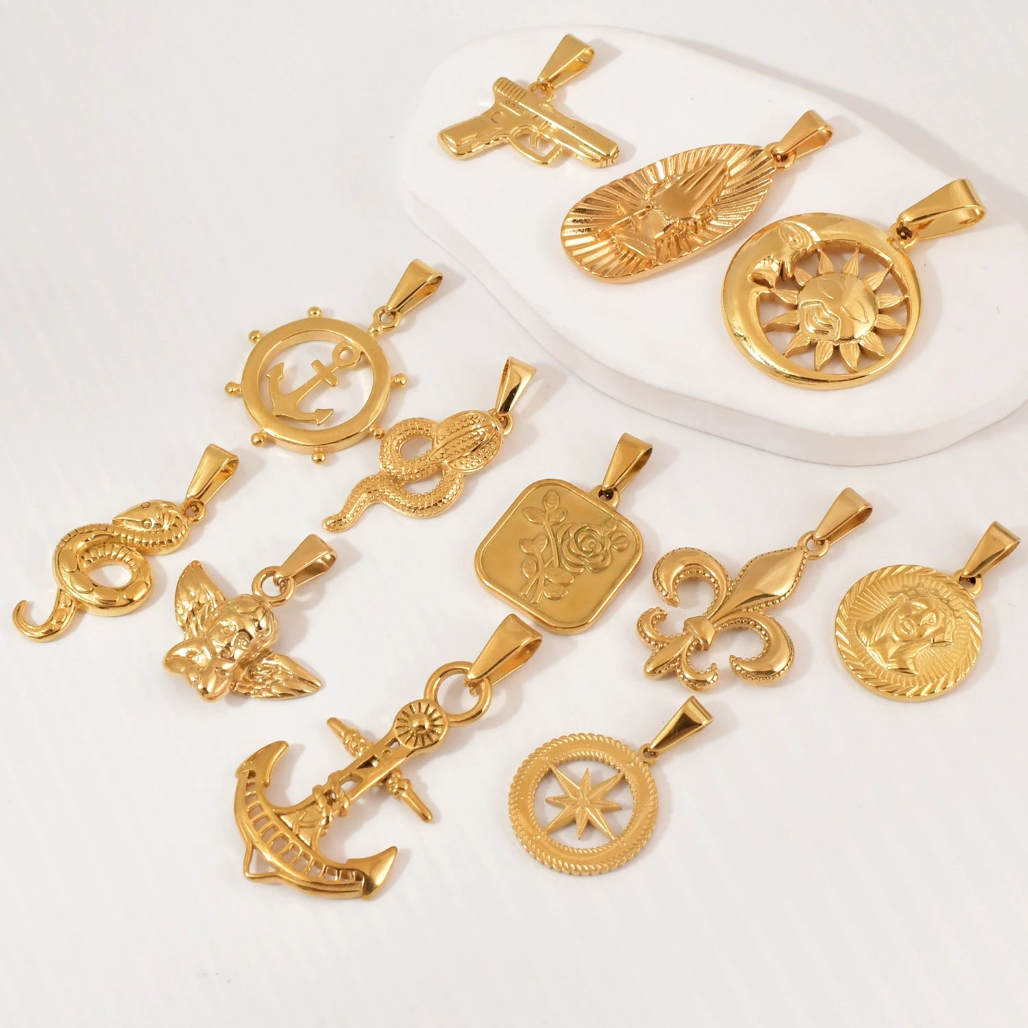 Custom Logo Men Jewelry Fleur-De-Lis Charm Rose Flower Medal Waterproof Jewelry Gold Sun Compass Angel Gun Praying Hands Pendant