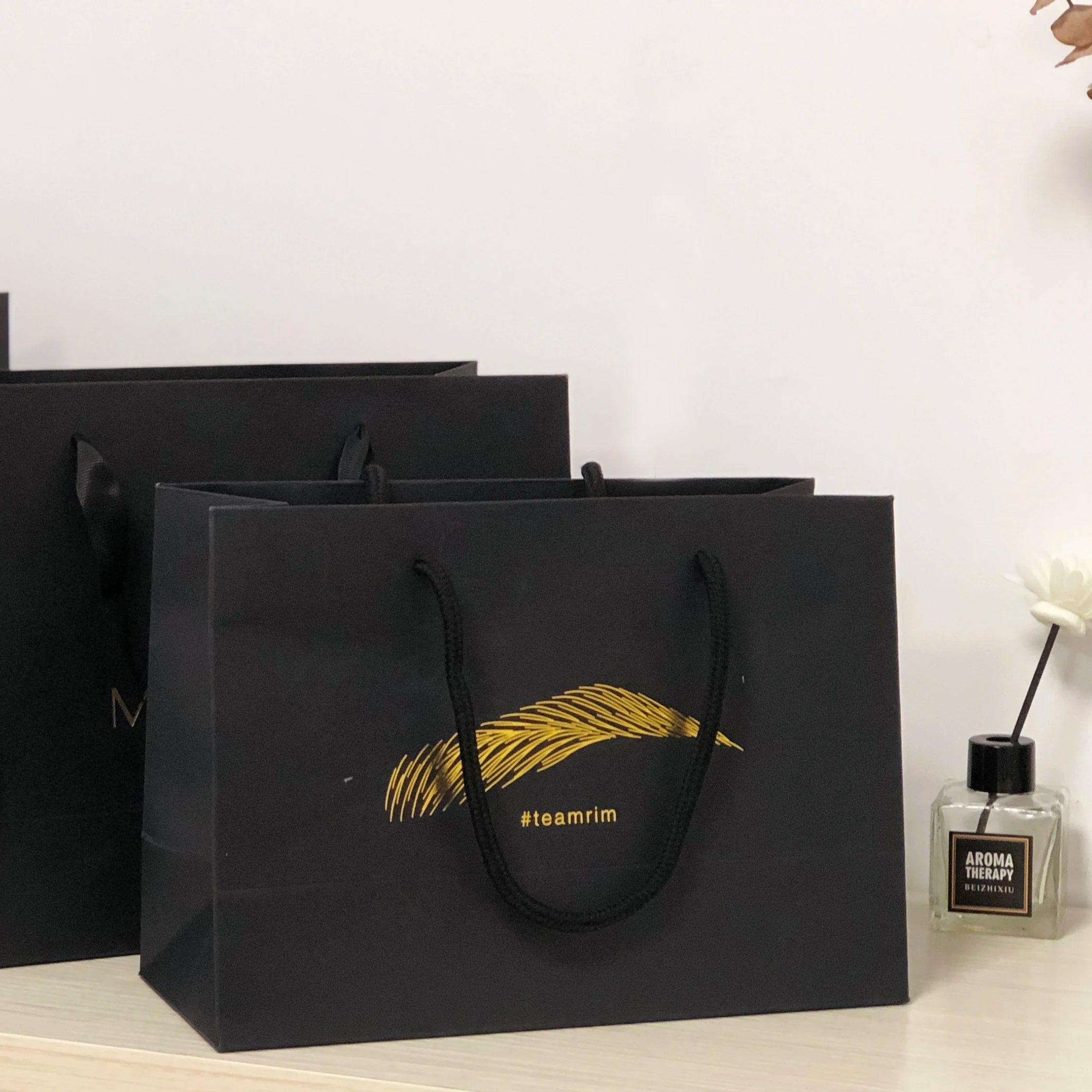 Custom Logo Luxury Black & White Printed Paper Bags With Handles Shopping Gift Packaging Bags for Retail Bakery Breads Promotion