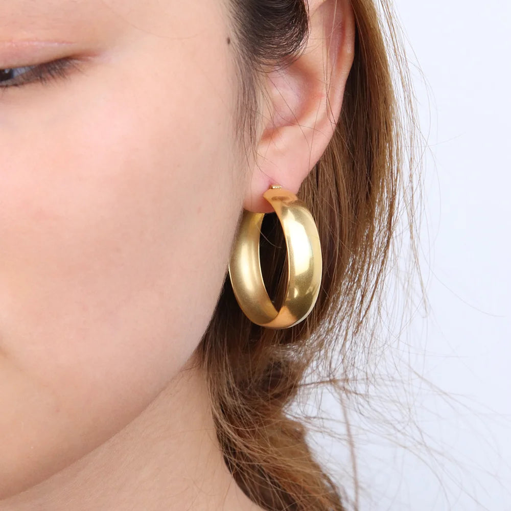 Chris April Fashion Jewelry in Stock 316L Stainless Steel PVD Gold Plated Glossy Retro Big Hoop Earring
