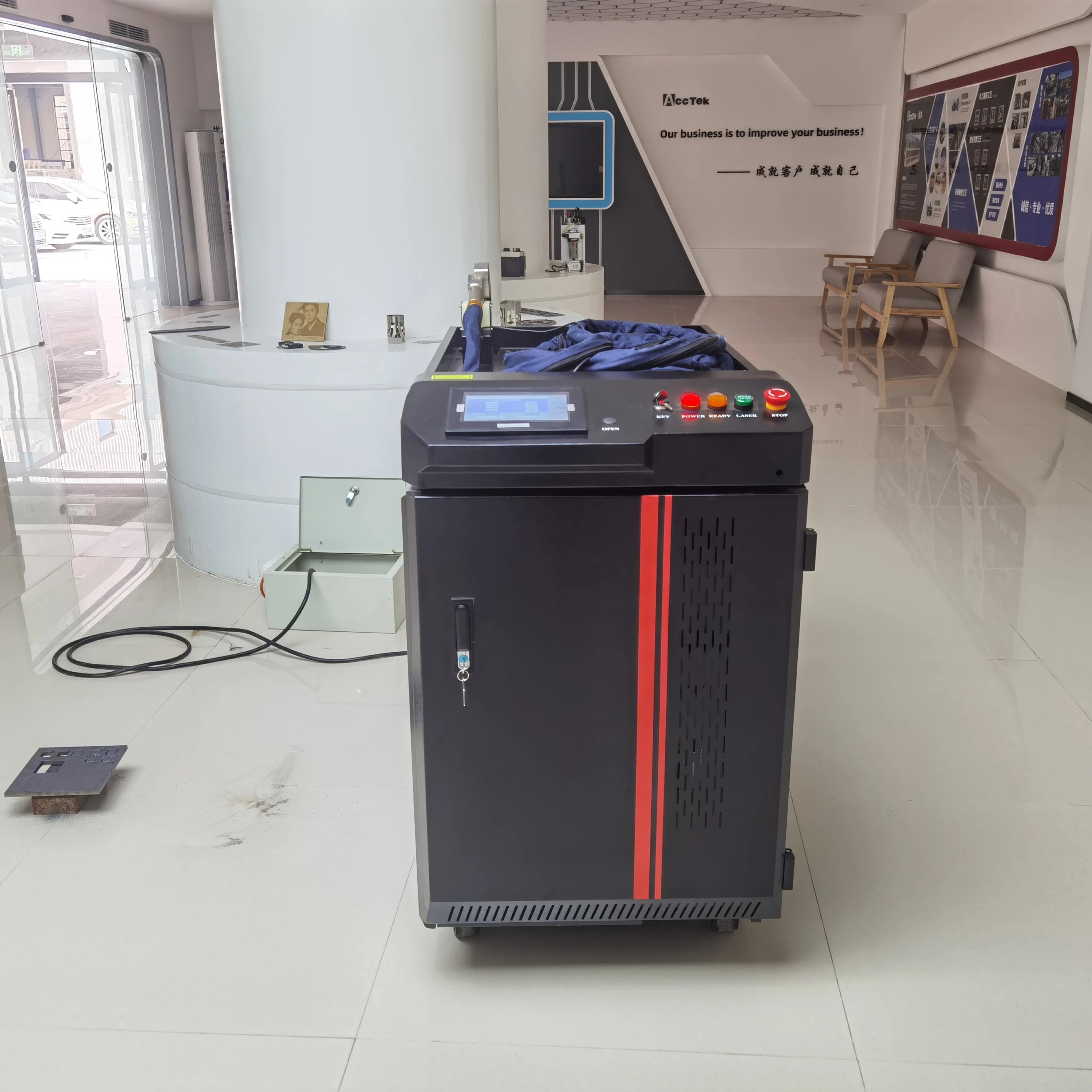 Hand Held Multi Surgace Fiber Laser Cleaner Machine Professional Rust Removing Metal Removal Laser Cleaning Machine