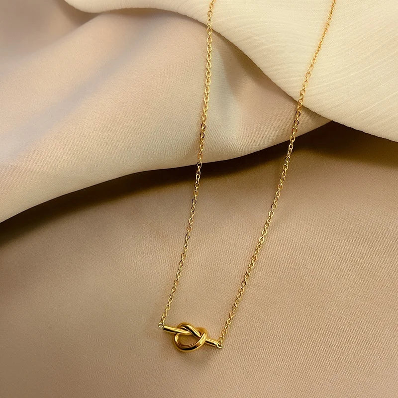 Fashion Hot Sale Luxury Gold Plated Stainless Steel Necklace Vintage Fashion Heart Knot Necklace for Women and Girls
