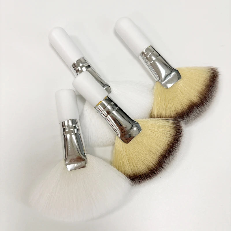 Hight Quality MINI Gentle Esthetician Cleaning Cosmetic Small White Short Wooden Handle Synthetic Fiber Fan Brushes for Facial