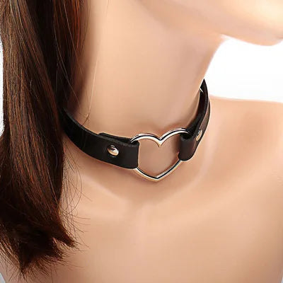 2021 Fashion Heart Shape Goth Choker Necklace Female Adjustable Vintage Black Punk PU Leather Goth Choker Necklaces