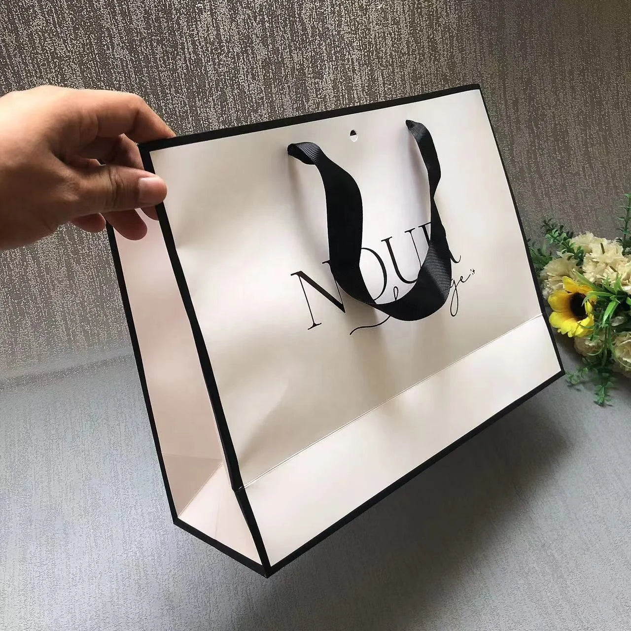 Custom Logo Printed Luxury High End White Personalized Paper Jewelry Clothing Packaging Gift Shopping Bag
