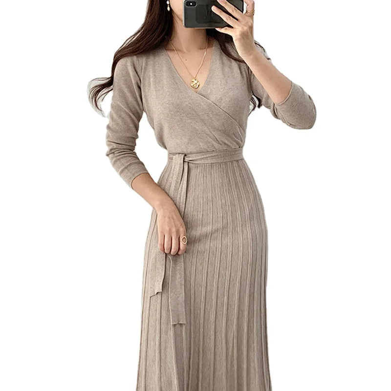 Wholesale 2025 Korean Chic Autumn French Style V-neck Lace up Waist Slim Over Knee Long Pleated Knit Dress