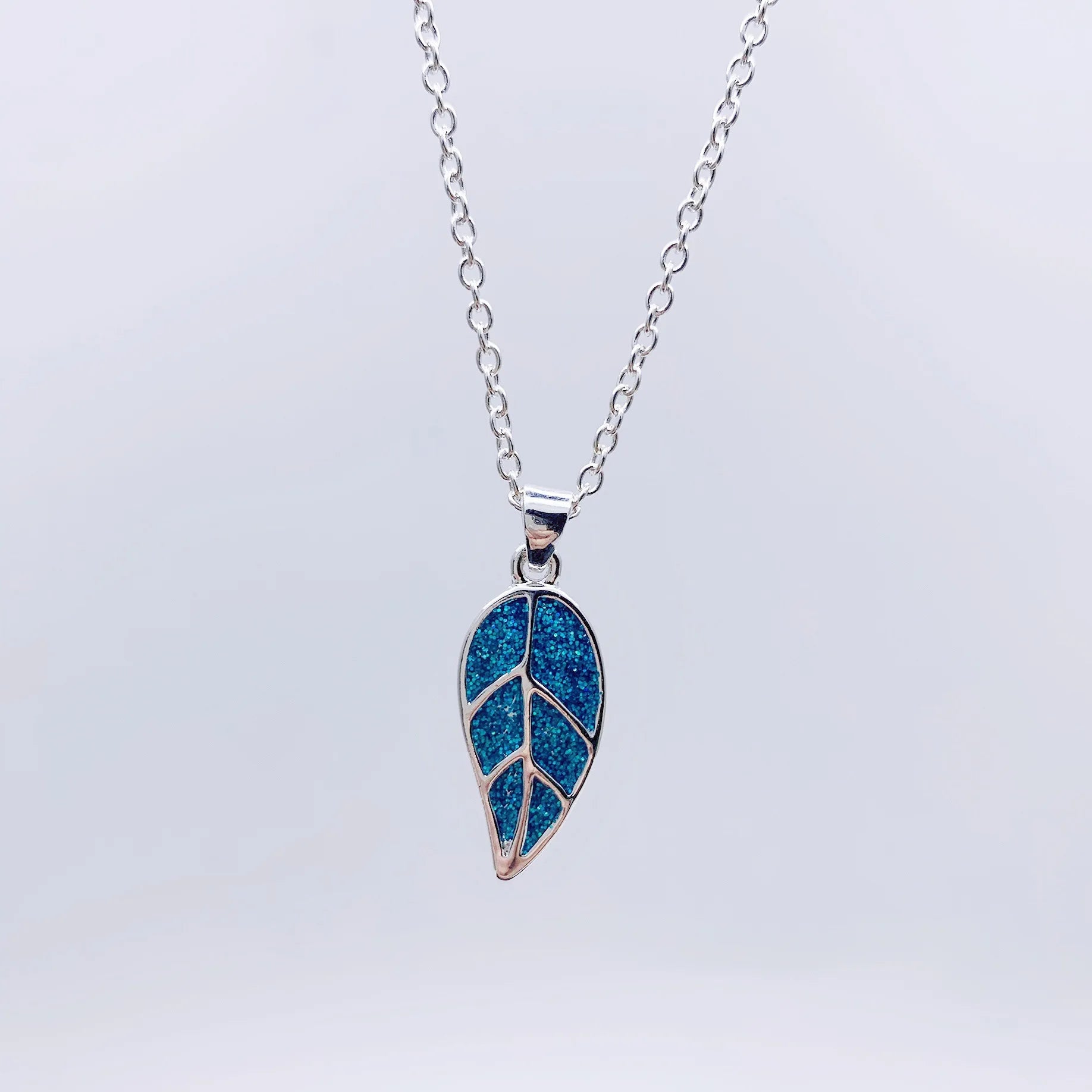 New Creative Design Trendy High Grade Silver Chain Collar Necklace Leaf Pendant Blue Fire Opal Necklace Girls Gift Jewelry