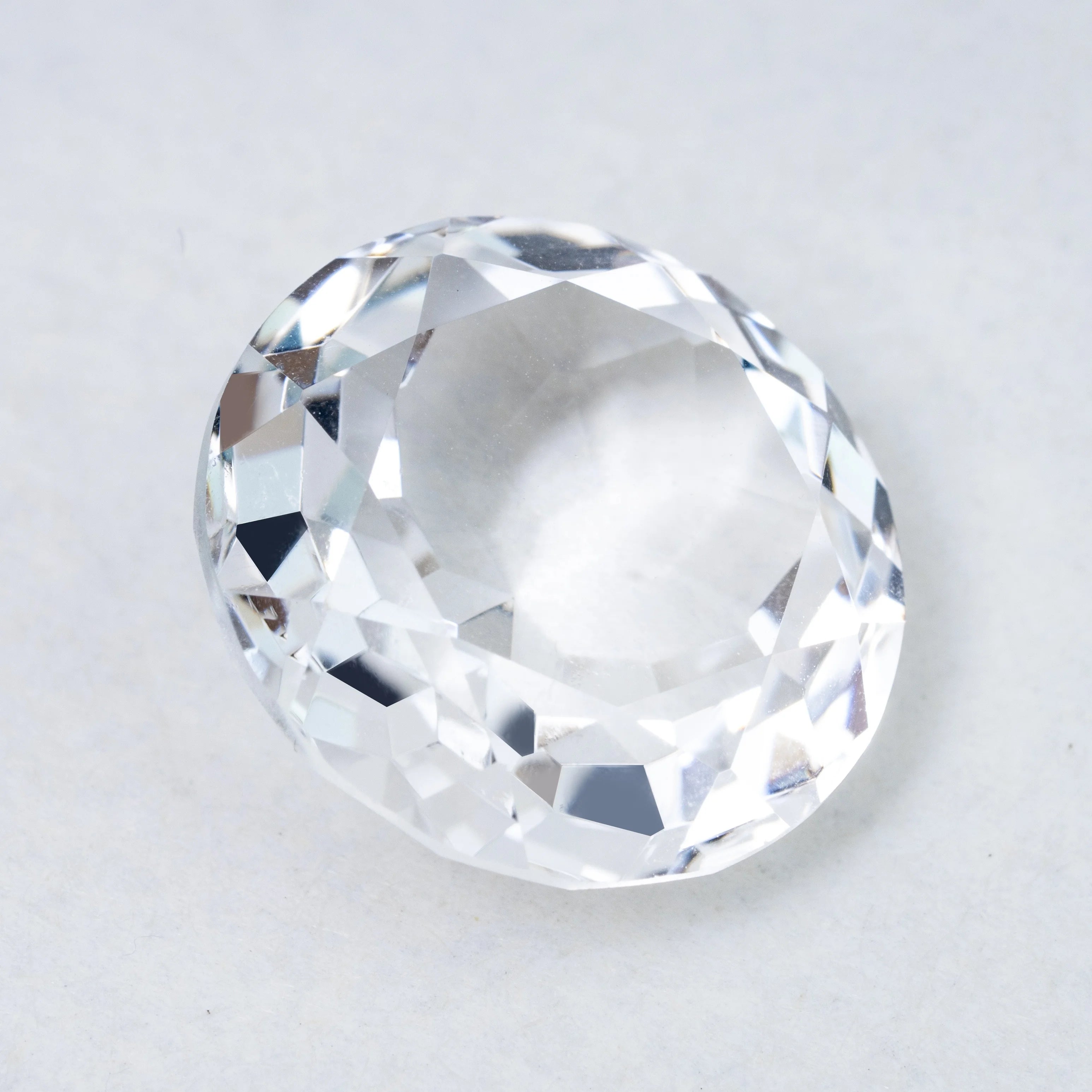 HanYu Synthetic White Quartz Round Brilliant Cut Heat Treated Phosphorescent Gemstone