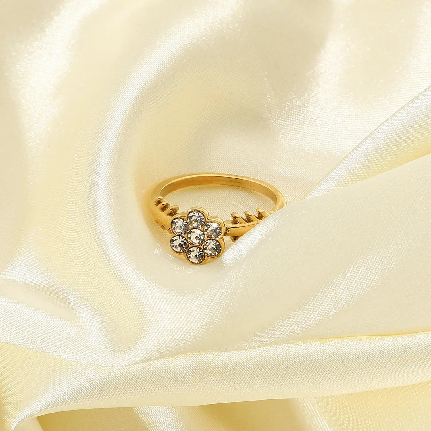 Popular Items Dainty Diamond Flower Ring Stainless Steel Unique Gold Plated White Cz Diamond Snowflake Ring for Christmas Gift