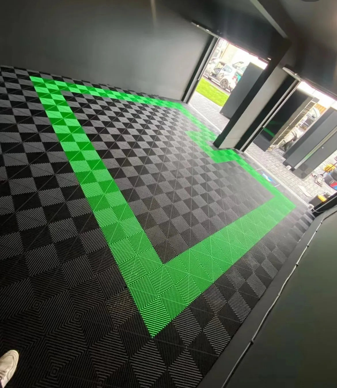 Interlocking Garage Floor Tiles Plastic Floor Mat for Car Wash Room Interlocking Vented Garage Floor Tiles