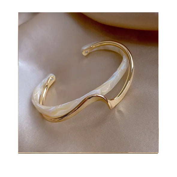 Gold Plated Metal Geometric Curved Bangle Bracelet Irregular White Shellfish Board Bend Shell Overlap Acetic Resin Open Bangle