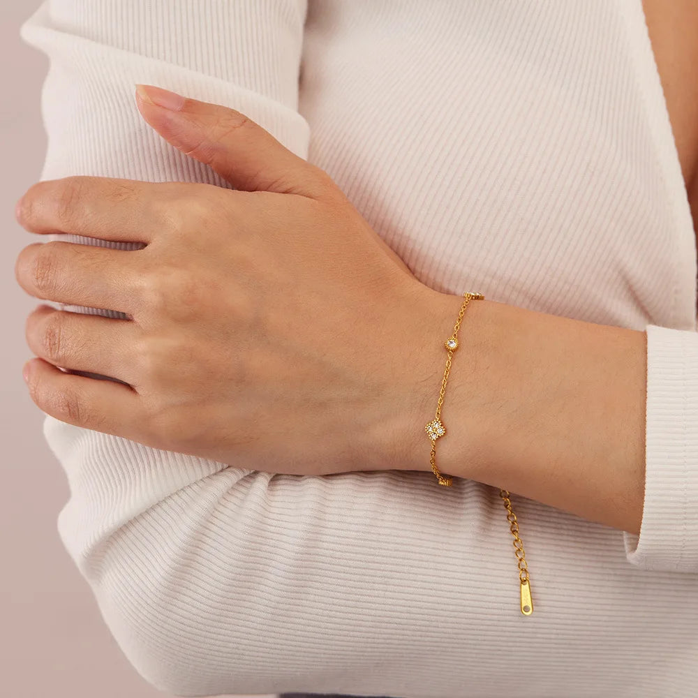 Factory Wholesale Ins Style Fashionable Stainless Steel Niche Temperament Simple Inlaid Geometric Zircon Small Flower Bracelet