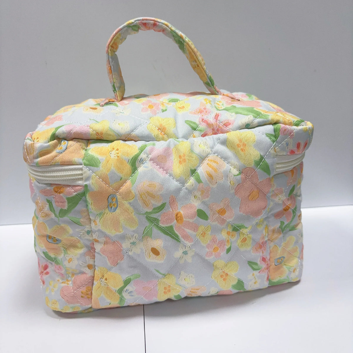 Large Capacity Portable Cotton Quilted Makeup Pouch Bag New Fashionable Zipper Logo Soft Puffer Travel Toiletry Cosmetic Bag MegaBDM