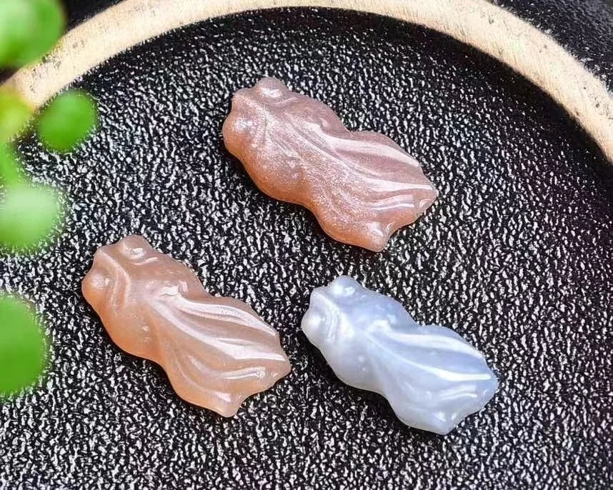 Natural Gemstone Healing Crystal Animal Cartoon Figurine Carvings Peach Moonstone Sunstone Goldfish for Hand Made Jewelry