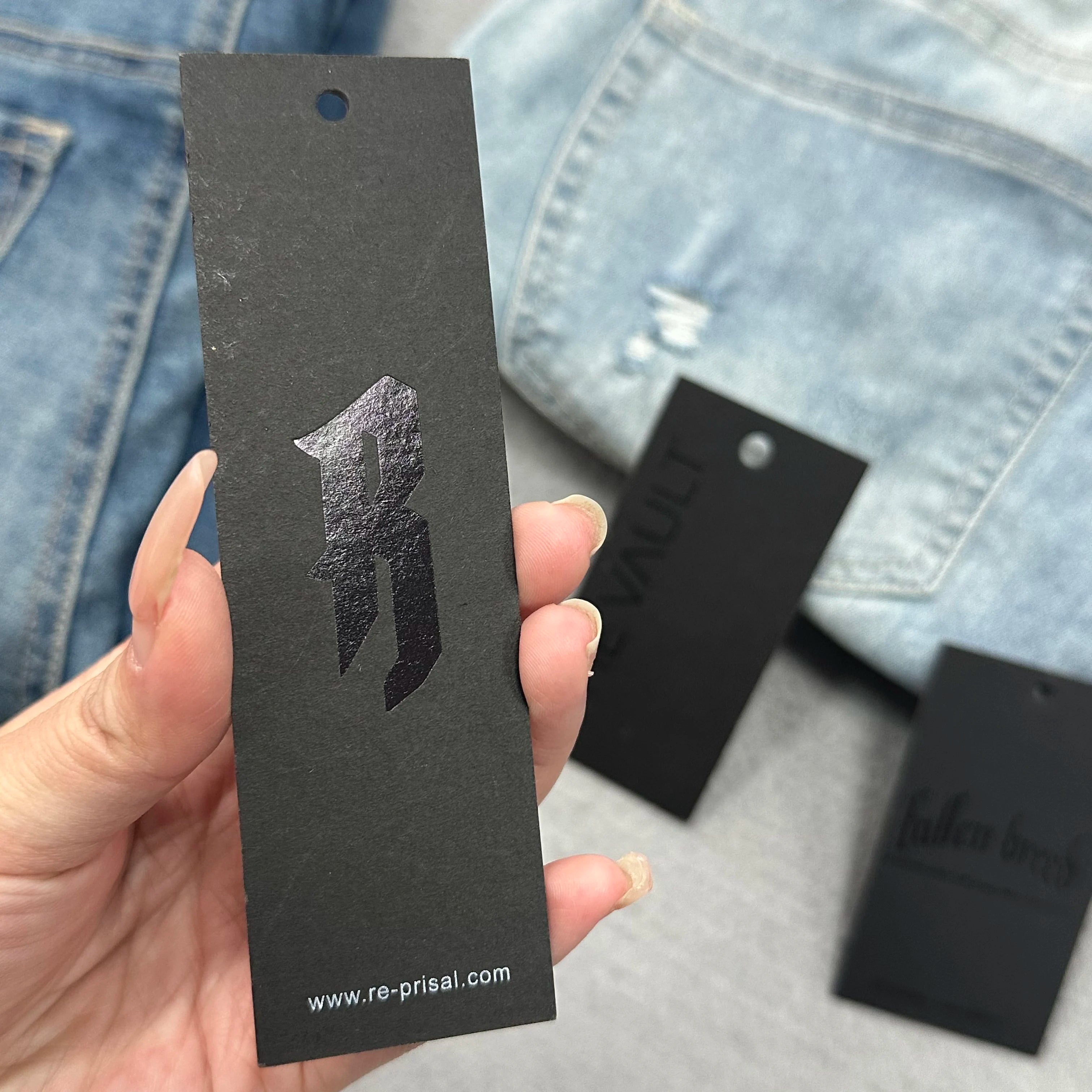 Luxury Frosted Pvc hang Tag/Cardboard Paper Hang Tags for Clothing Own LogoClothing hang Tag Labels with New Design