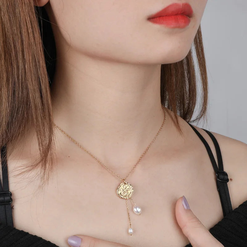 Cheap Elegant Women's Natural Pearl Round Engraved Star Disc Pendant Necklace Fashion Gold Plated Copper Jewelry Manufacturer