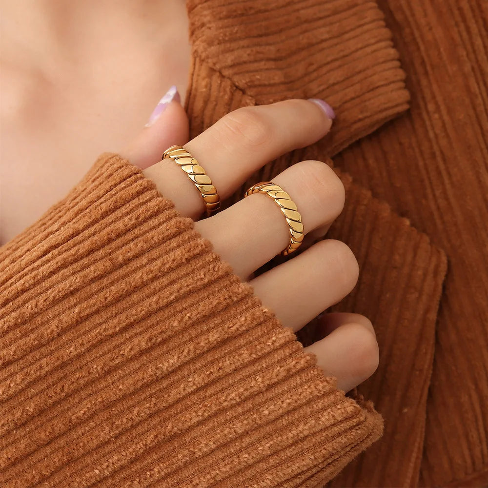 Waterproof Stainless Steel 18k Gold Plating Plain Stripe Finger Rings Twisted Fashion Ring for Women Men