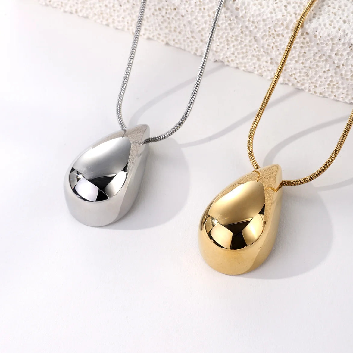Simple Fashion Stainless Steel 18K Gold Smooth Chic Water Teardrop Pendant Necklace