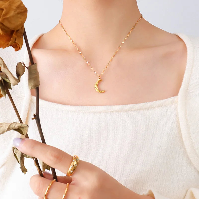 Simple Elegant 18K Gold Plated Tarnish Free Stainless Steel Crescent Moon Pendant Necklace Fashion Jewelry for Women Daily