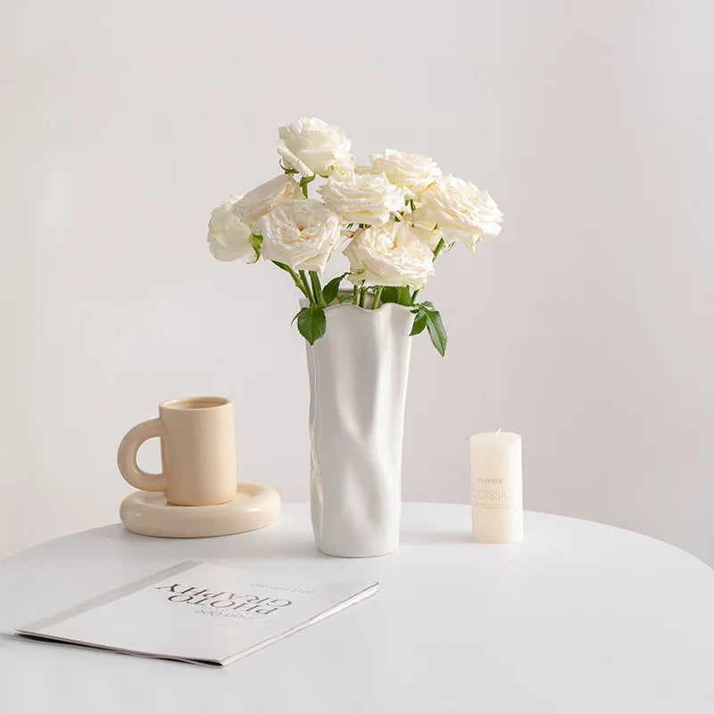 Nordic Minimalist White Ceramic Vase Creative Floral Ware for Fresh and Dried Flowers for Dining Table and Living Room Decor