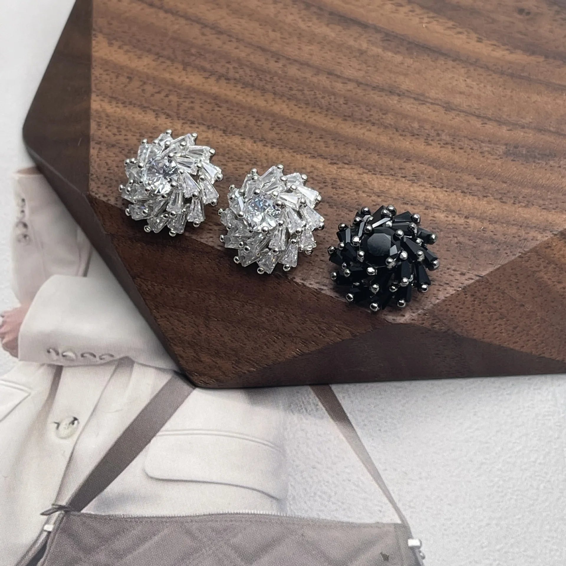 New Fashion Design Elegant Flower Shape Rhinestone Zircon Sewing Metal Buttons for Dress/Shirt Women Clothing