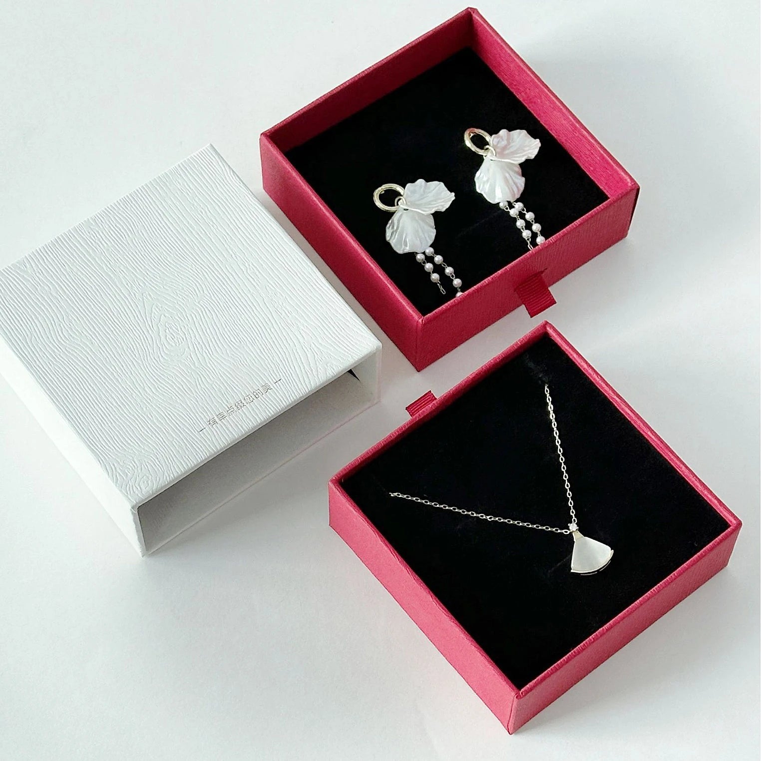 Recyclable Luxury Magnetic Rigid Drawer Gift Box with Customized Logo China Red for Cosmetic & Clothes Folding Packaging