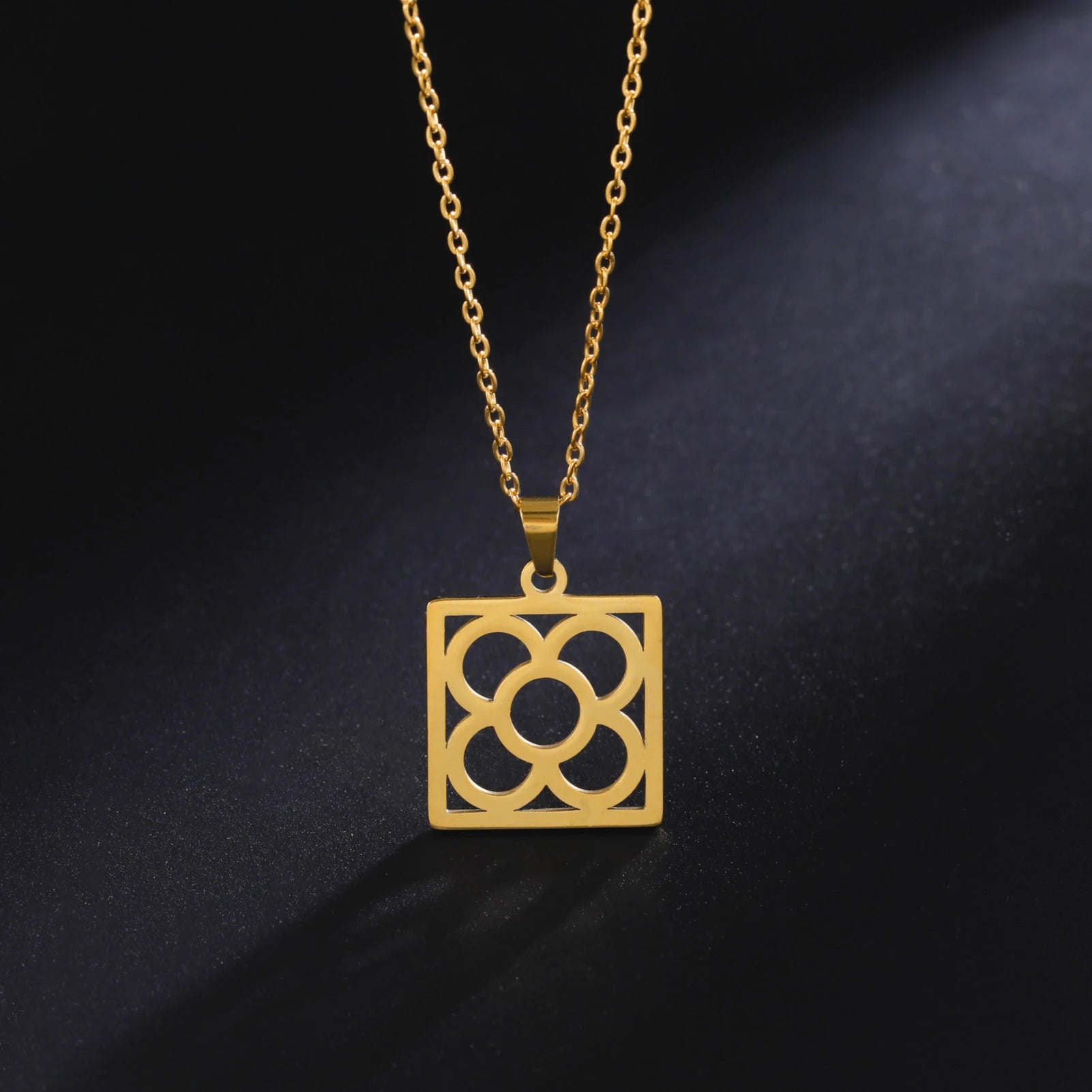 Fashion Stainless Steel Barcelona Flower Necklace Hollow Out Flower Charms Necklace Gold Plated Flower Jewelry Gifts for Women