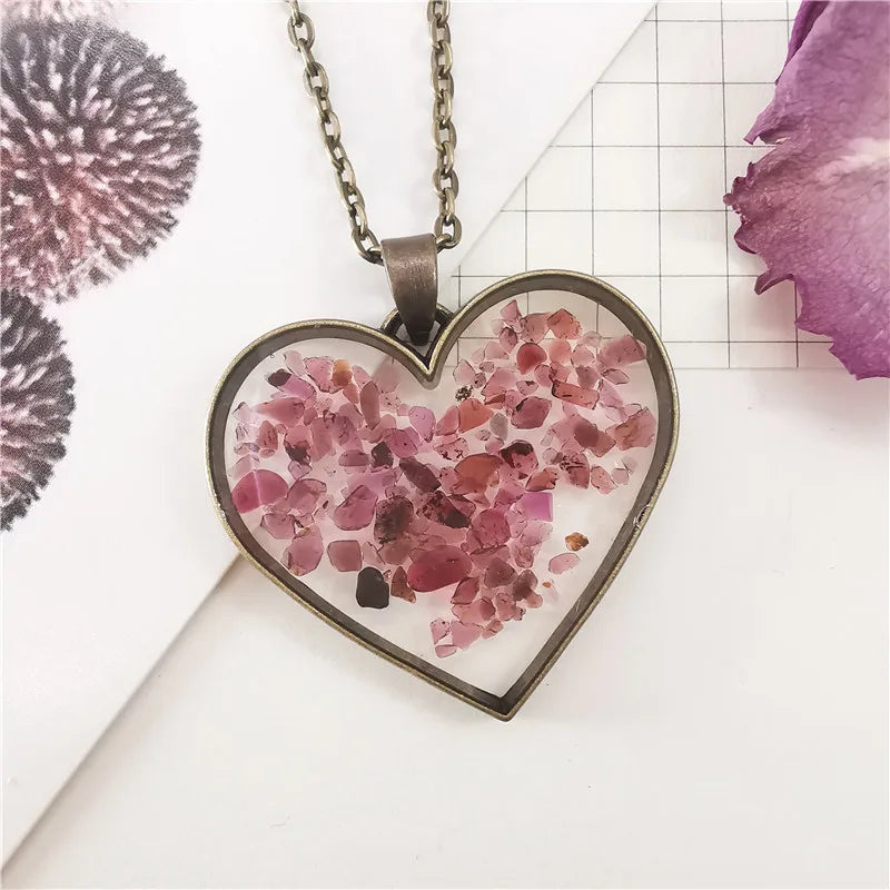 2023 Best-seller Stones Natural Crystal Garnet Crushed Stone Heart-shaped Charm Natural Stone Pendant Resin Necklace
