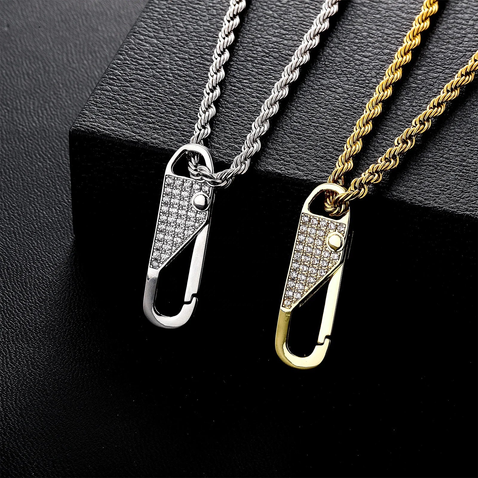 Iced Out Brass Carabiner Pendant Necklace Rope Chain Minimalist Bling Jewelry Utility Clip Design Versatile Streetwear Accessory