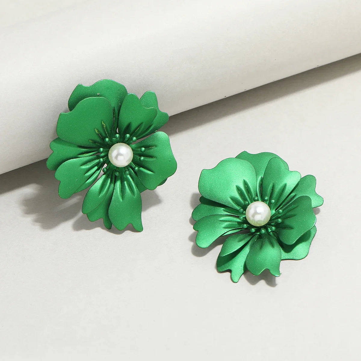 SC Hot Sale Fashion Gold Plated Korean Women Earrings Retro White Pearl Flower Earrings Delicate Double Green Flower Earrings