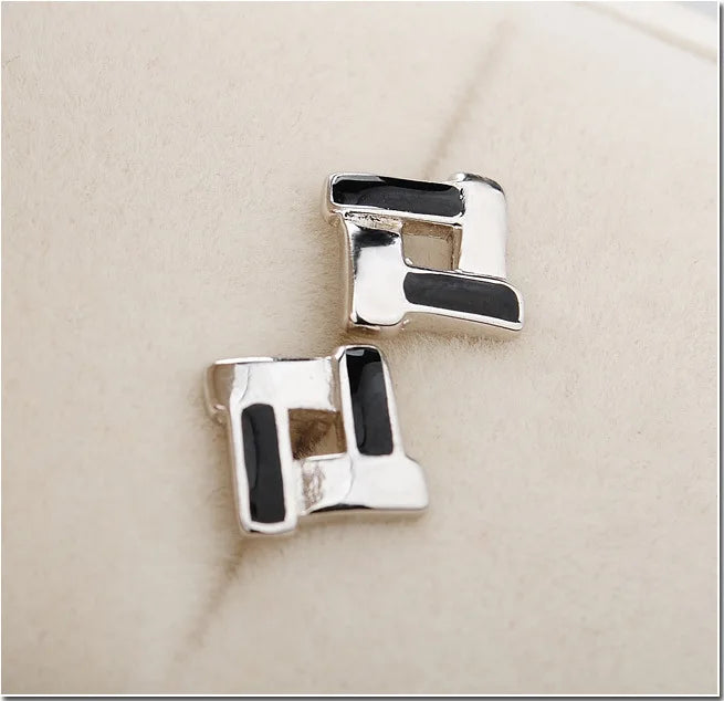925 Sterling Silver Tic-Tac-Toe Black Earrings Female Korean Temperament Fashion Trendy Joker Style for Weddings