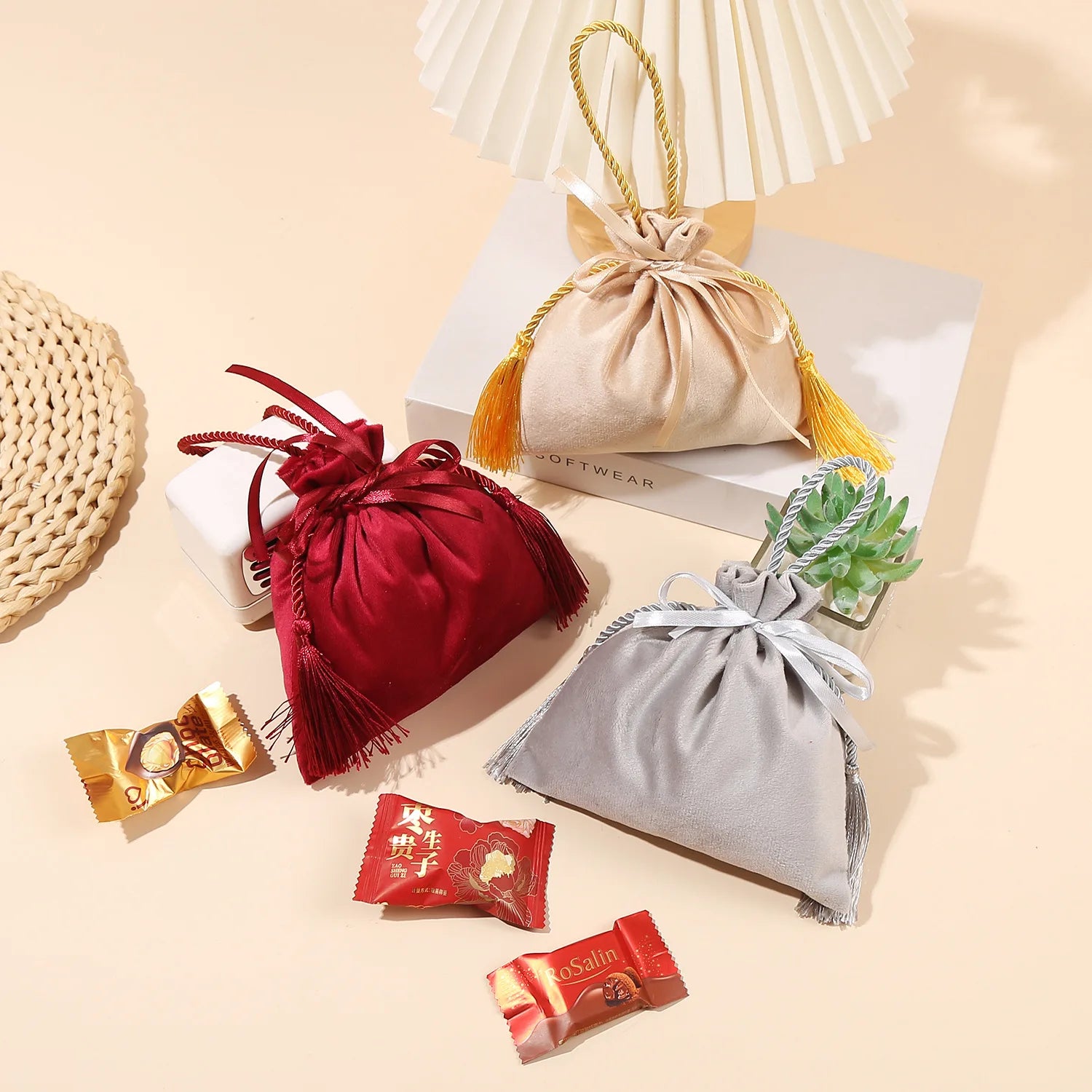 INS-Style Creative Candy Bag Handheld Wedding Favor Gift Wedding Candy Velvet Packaging Bag