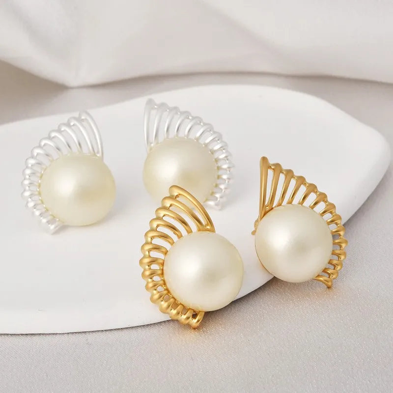 Vintage Personality Fashion Stud Earrings Luxury Plated 22K Gold Hollow Fan Shaped Pearl Earrings for Women