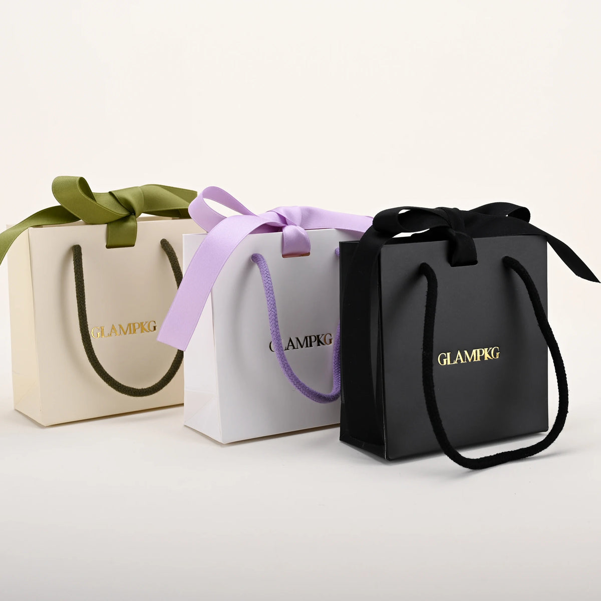 GLAMPKG Custom Logo Printed White Beige Cosmetic Gift Paper Bags Shopping Jewelry Packaging Paper Bag With Ribbon Rope Handle