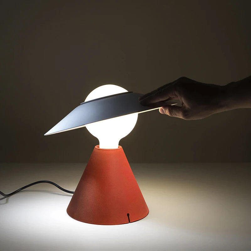 Hat Shape Designers Table Lamps Black Red Luxury Modern Decorative Table Lamp for Restaurant Weddings Home Decor