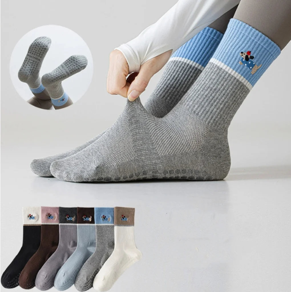 Wholesales Color-back Puppy Anti-slip Yoga Socks for All-season Style Professional Women's Pilates Socks Grip