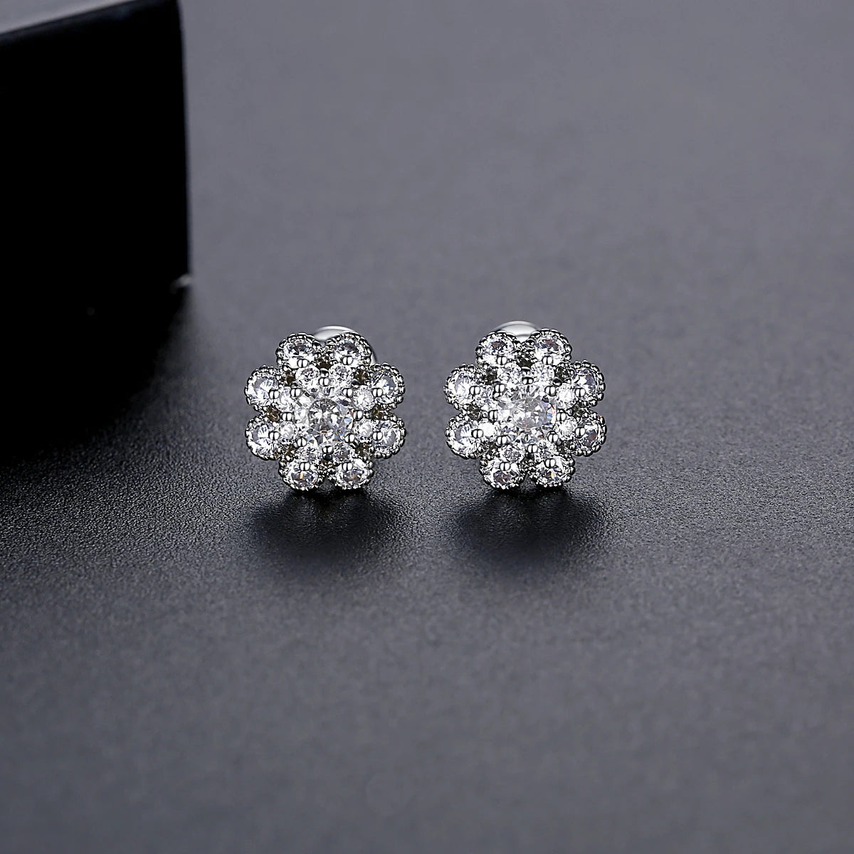 LUOTEEMI Hot Sale Small Size OL Daily Wear Korea Women Sweet Diamond Clear CZ Stud Flower Earrings Girls