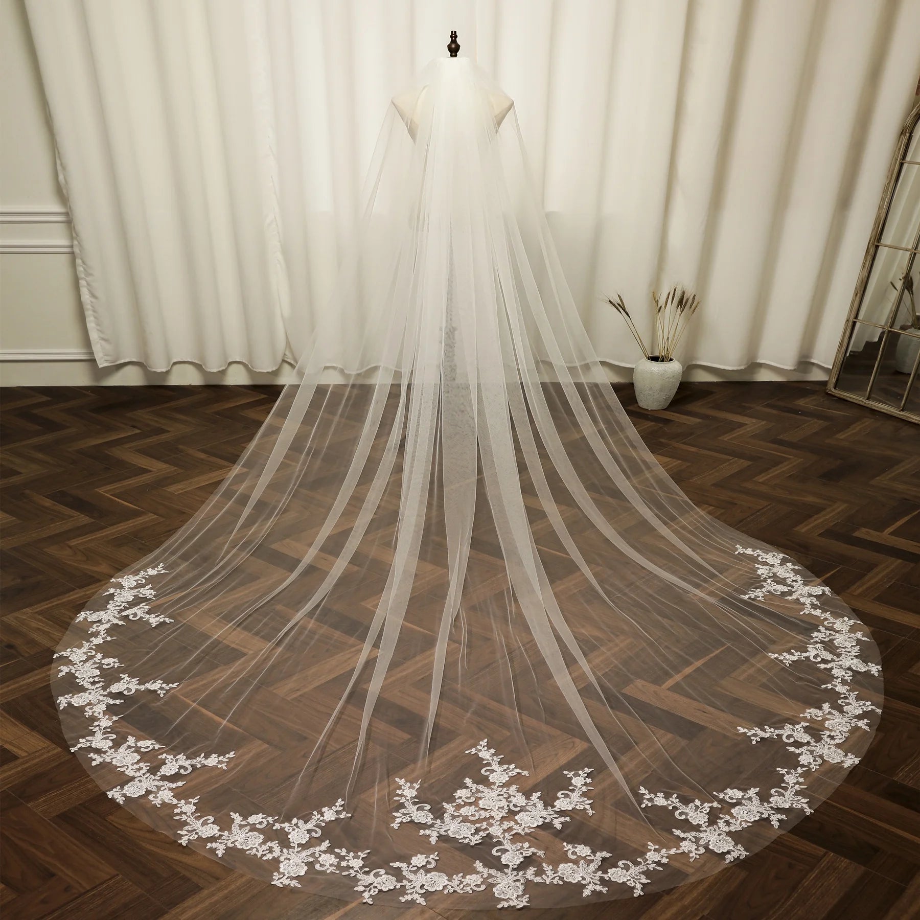 European and American Bridal Veil Aesthetic Embroidery Lace Trailing Wedding Veil Church Wedding Long Veil With Hair Comb
