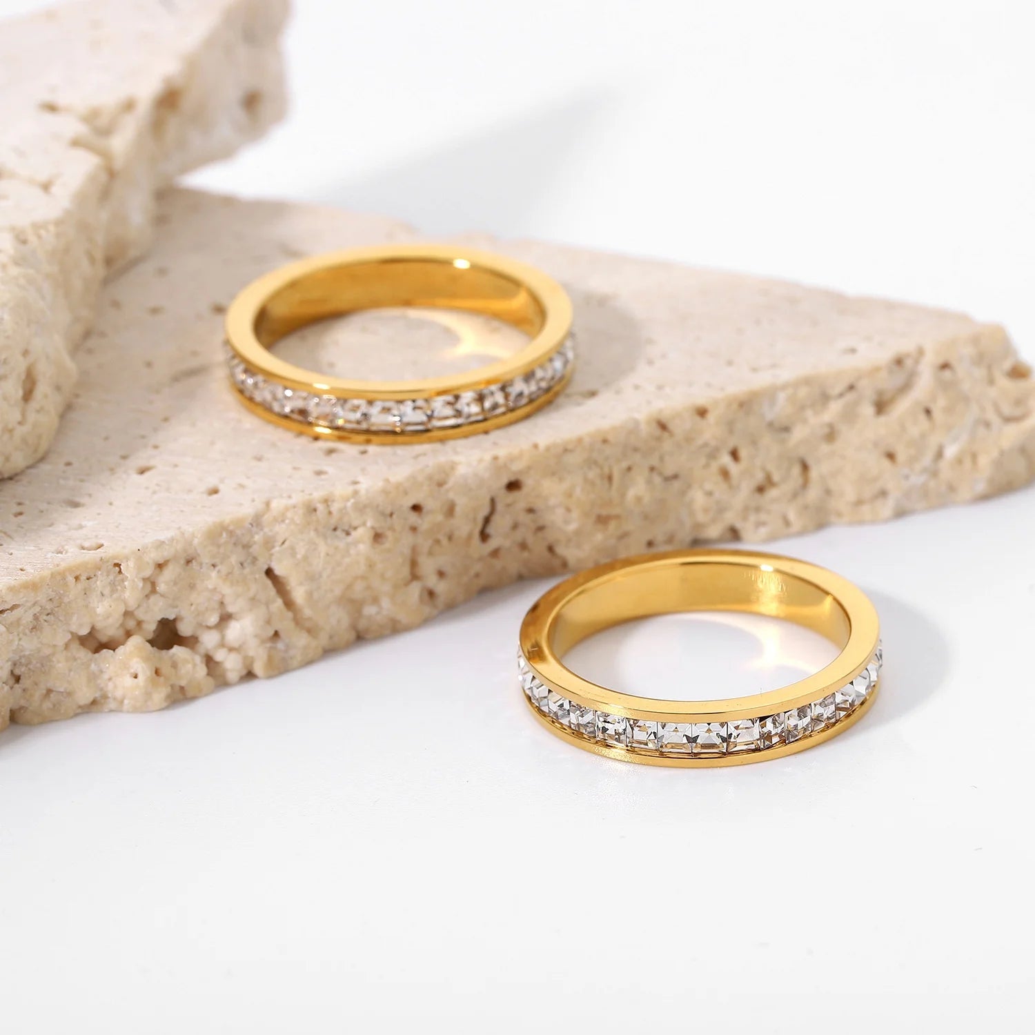 New Fashion Junlu Jewelry Stainless Steel Gold Plated Geometric Engagement Ring Iced CZ Cubic Zirconia Wedding Jewelry Trendy