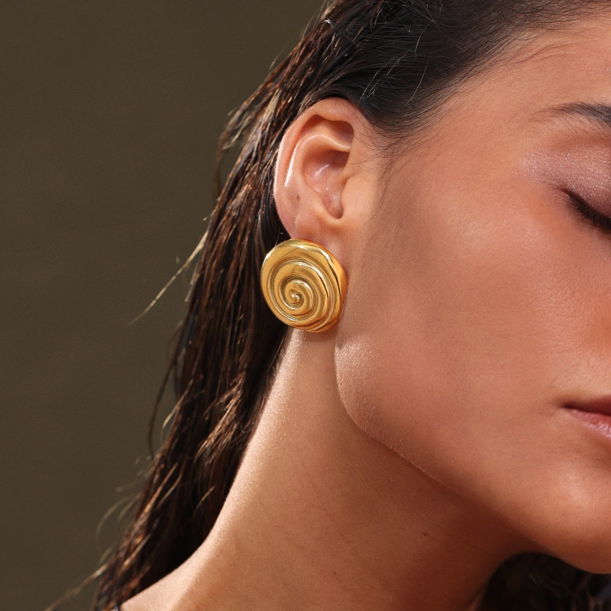 2024 Dazan New 18k Gold Plated Hypoallergenic Stainless Steel Vintage Medieval Palace Round Swirl Earrings Elegant Lady Jewelry