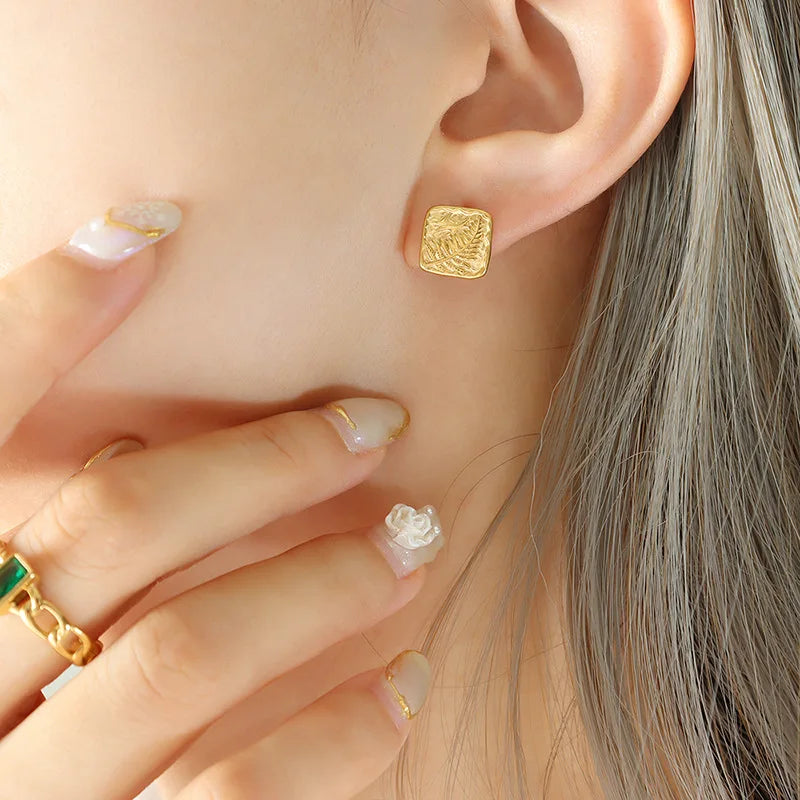 2023 Fashion New Stainless Steel 18K Gold Texture Light Luxury Small and Delicate Leaf Stud Earrings