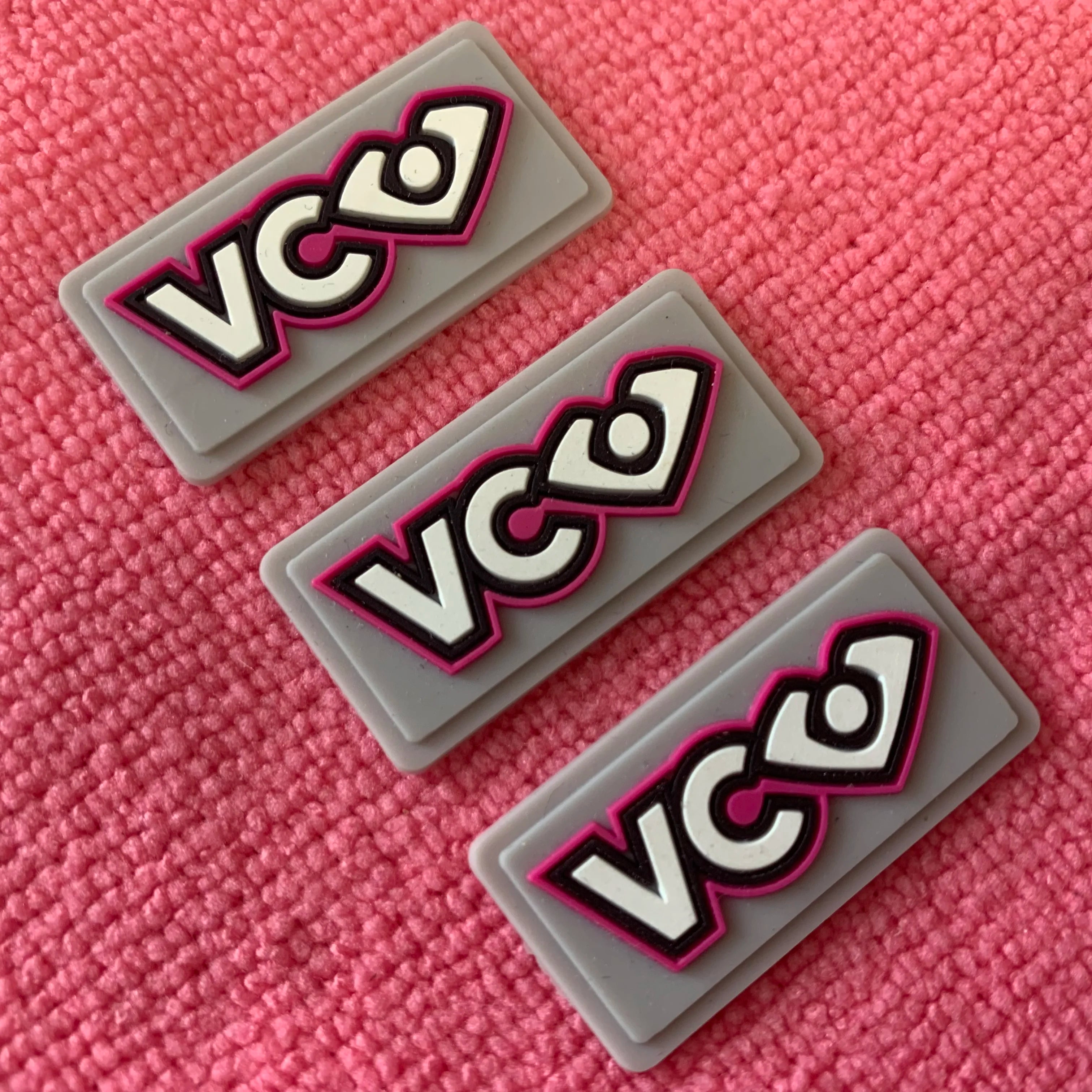Eco-friendly Wearable Embossed Silicone Rubber Labellead-free Soft PVC Plastic Gloves Label