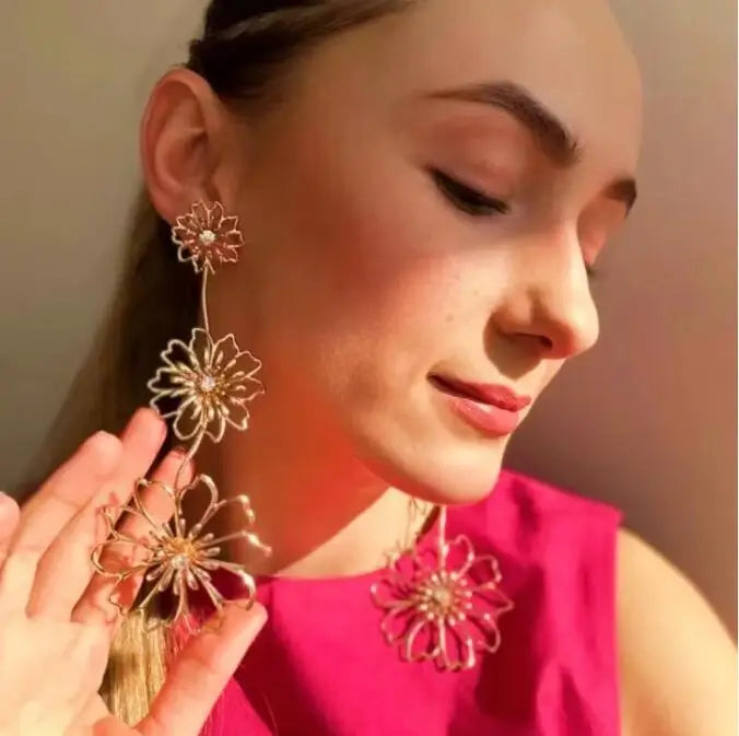 2023 Za New Designer Gold Plated Long Metal Flower Drop Earrings Women Fashion Rhinestone Crystal Flower Earrings Wholesale
