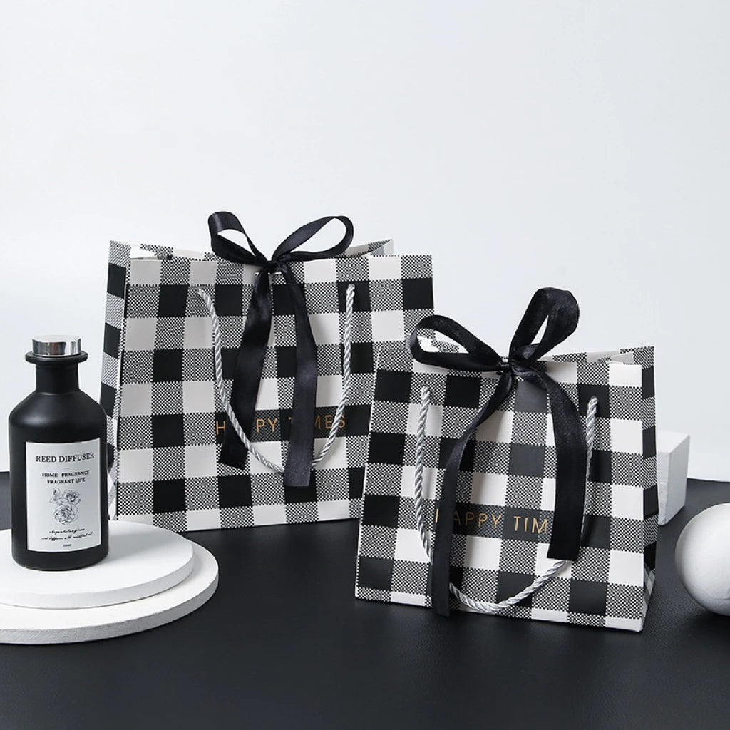 Luxury Black and White Checked Gift Paper Bags Wholesale Garments Paper Bags With Ribbon