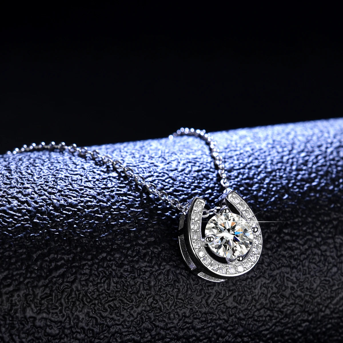 Fine Fashion S925 Sterling Silver Christmas Necklace for WomenLuckily Horseshoe Shape Moissanite Diamond Pendant Jewelry