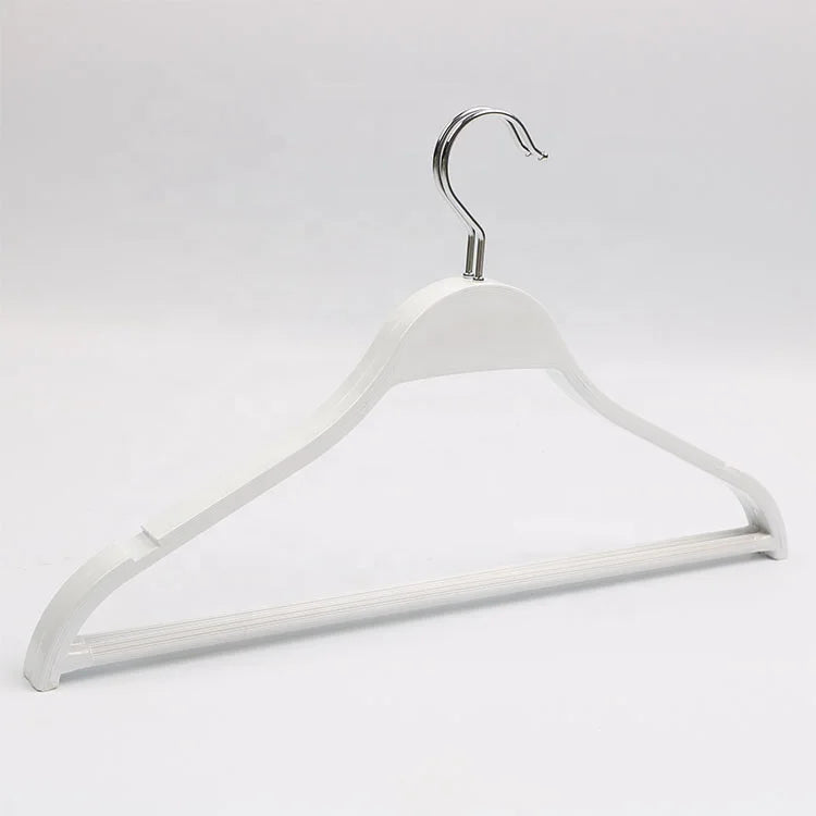 Plastic Extra Wide Suit Men and Women Hangers Non Slip White Black Plastic Clothes Rack Clothes Rack in Clothing Store
